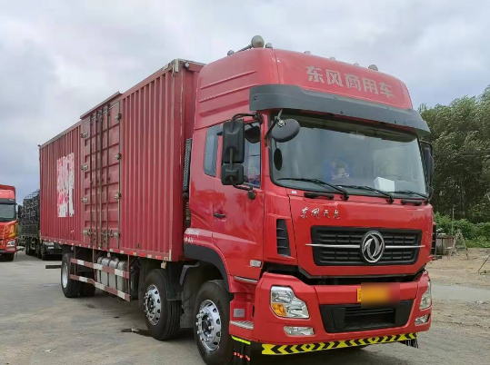 17年?yáng)|風(fēng) 廂式貨車(chē) 9.6米 康明斯280馬力