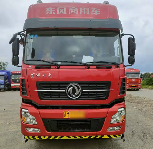 17年?yáng)|風(fēng) 廂式貨車(chē) 9.6米 康明斯280馬力